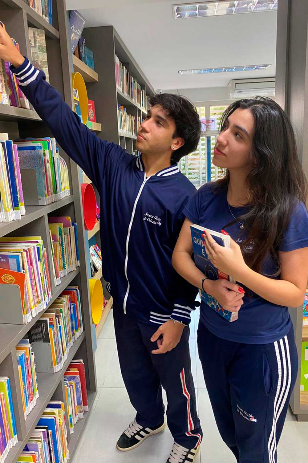 Alunos do Ensino Médio na biblioteca